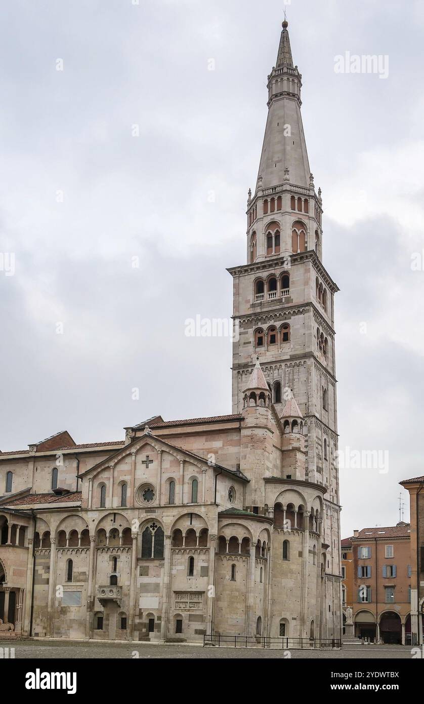 La Ghirlandina e la Cattedrale di Modena sono una chiesa romanica cattolica a Modena, in Italia. Consacrato nel 1184, è un importante edificio romanico i Foto Stock