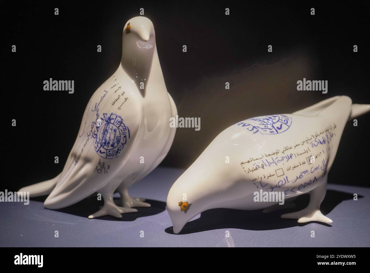 Londra, Regno Unito. 28 ottobre 2024 MANAL AL AL DOWAYAN (B. 1973, Dhahran) sospeso insieme , stima: GBP 20.000 - 30.000. Anteprima dell'arte mediorientale moderna e contemporanea al Christie's, che include i punti salienti della collezione Dalloul. Credito. Amer Ghazzal/Alamy Live News Foto Stock