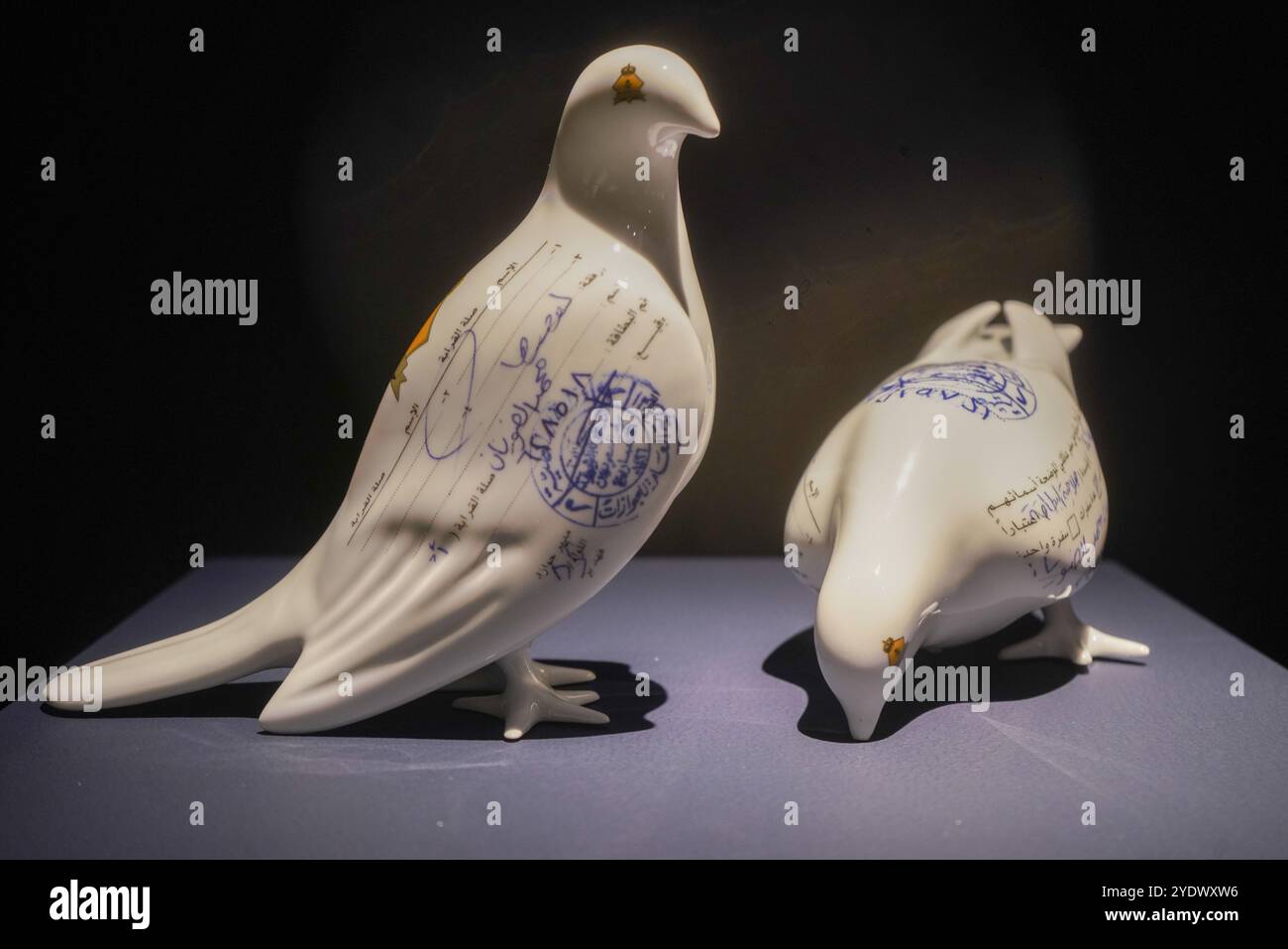 Londra, Regno Unito. 28 ottobre 2024 MANAL AL AL DOWAYAN (B. 1973, Dhahran) sospeso insieme , stima: GBP 20.000 - 30.000. Anteprima dell'arte mediorientale moderna e contemporanea al Christie's, che include i punti salienti della collezione Dalloul. Credito. Amer Ghazzal/Alamy Live News Foto Stock