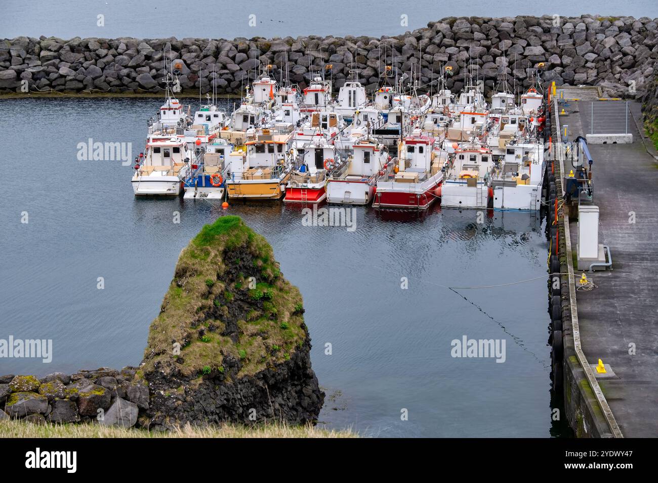 File di barche ormeggiate in un porto, Arnarstapi, penisola di Snaefellsnes, Islanda Foto Stock