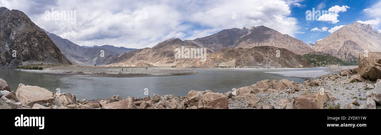 Panorama panoramico della confluenza delle valli del fiume Shyok e Indo, Ghanche, Gilgit-Baltistan, Pakistan Foto Stock