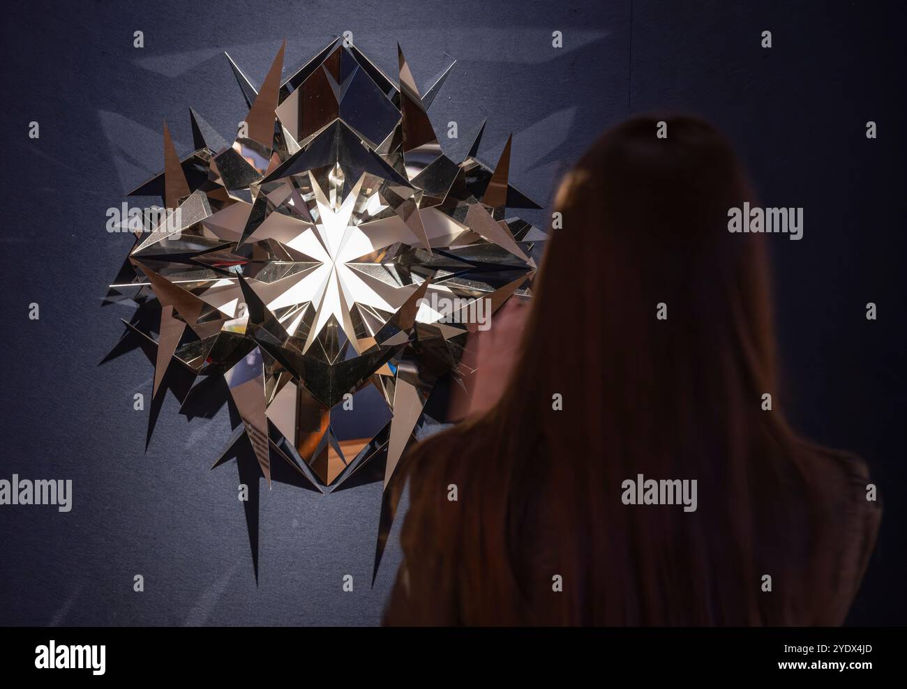 Christie's, Londra, Regno Unito. 28 ottobre 2024. Anteprima dell'arte mediorientale moderna e contemporanea, tra cui Marhala Part 2 (punti salienti della Dalloul Art Collection), con l'asta dal vivo che si terrà il 31 ottobre Le attrazioni principali includono: Timo Nasseri (1972, Berlino), Radiance #1, stima £25.000-30.000. Crediti: Malcolm Park/Alamy Live News Foto Stock