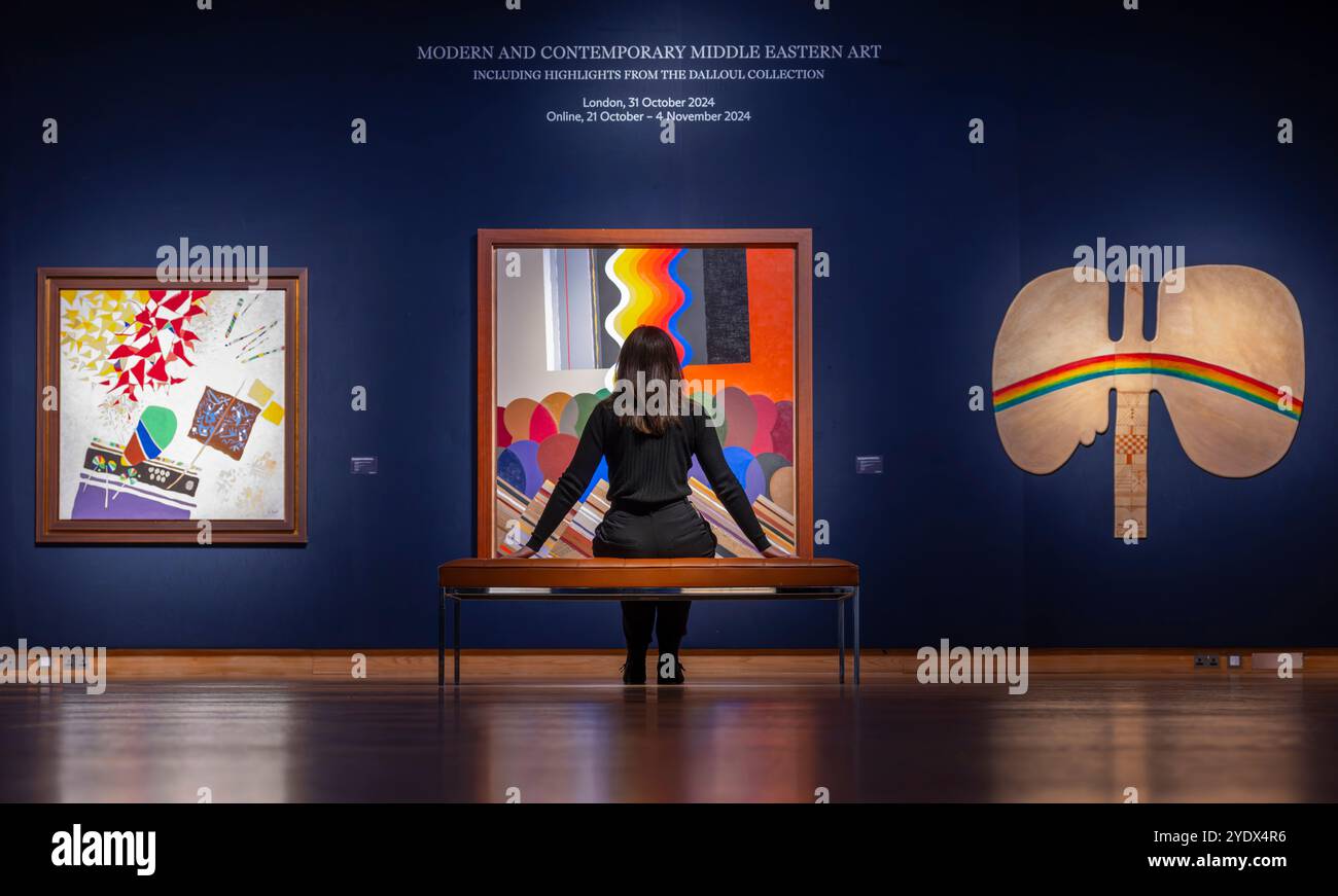 Christie's, Londra, Regno Unito. 28 ottobre 2024. Anteprima dell'arte mediorientale moderna e contemporanea, tra cui Marhala Part 2 (punti salienti della Dalloul Art Collection), con l'asta dal vivo che si terrà il 31 ottobre I punti salienti includono: Marhala parte 2. (Center) Mohamed Melehi (B. 1936, Asilah), senza titolo, stima £ 50.000-70.000. Crediti: Malcolm Park/Alamy Live News Foto Stock