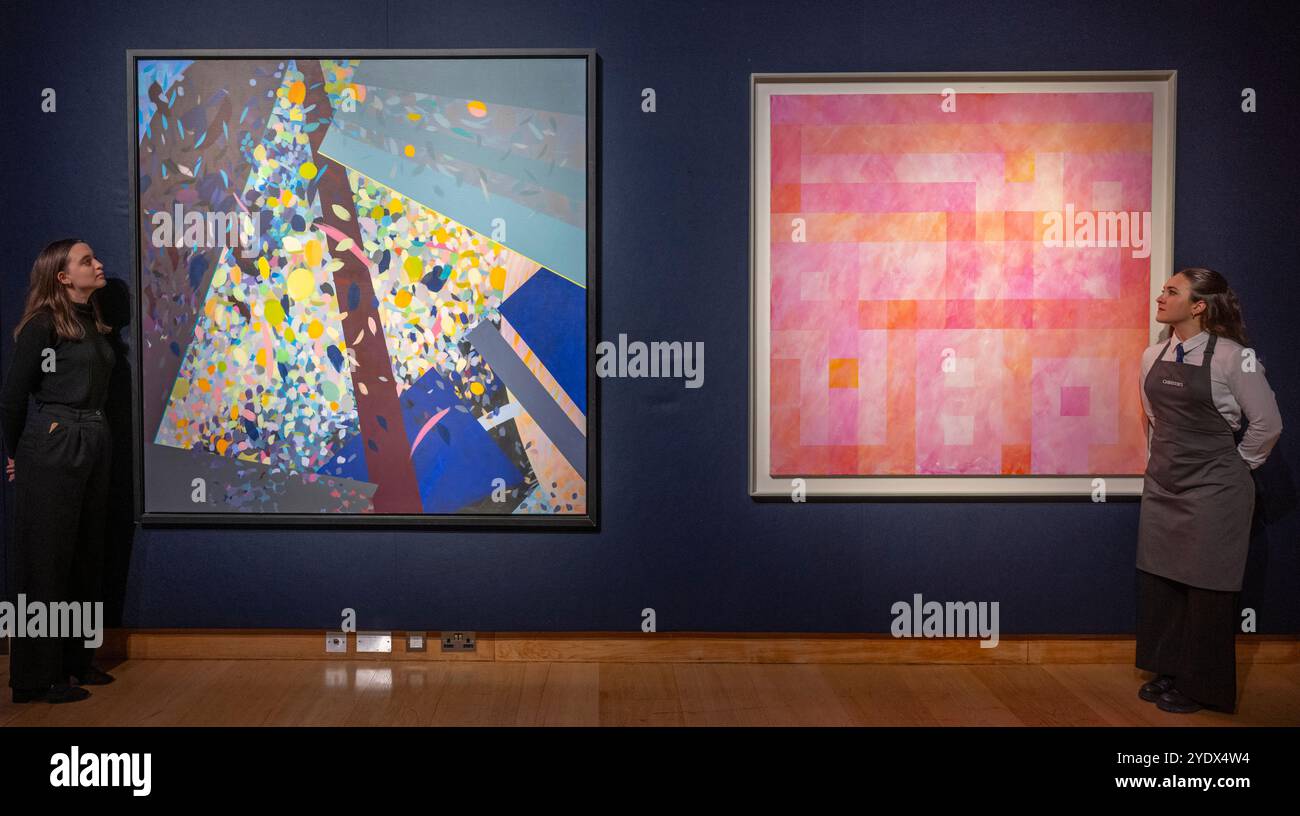 Christie's, Londra, Regno Unito. 28 ottobre 2024. Anteprima dell'arte mediorientale moderna e contemporanea, tra cui Marhala Part 2 (punti salienti della Dalloul Art Collection), con l'asta dal vivo che si terrà il 31 ottobre Le attrazioni principali includono: (A sinistra) Samia Halaby (B. 1936, Gerusalemme), Samia Halaby stima £ 60.000-80.000; (a destra) Kamal Boullata (1942, Gerusalemme), Kun-fa-Yakun, stima £ 30.000-50.000. Crediti: Malcolm Park/Alamy Live News Foto Stock