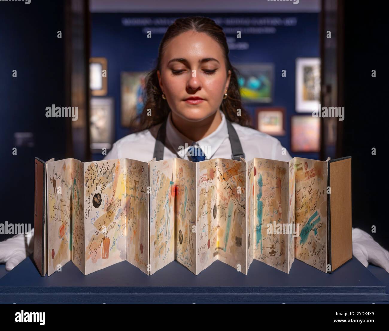 Christie's, Londra, Regno Unito. 28 ottobre 2024. Anteprima dell'arte mediorientale moderna e contemporanea, tra cui Marhala Part 2 (punti salienti della Dalloul Art Collection), con l'asta dal vivo che si terrà il 31 ottobre I punti salienti includono: Etel Adnan (1925-2021), Badr Shaker al-Sayyab, acquerello in 20 parti, stima di £ 40.000-60.000. Crediti: Malcolm Park/Alamy Live News Foto Stock
