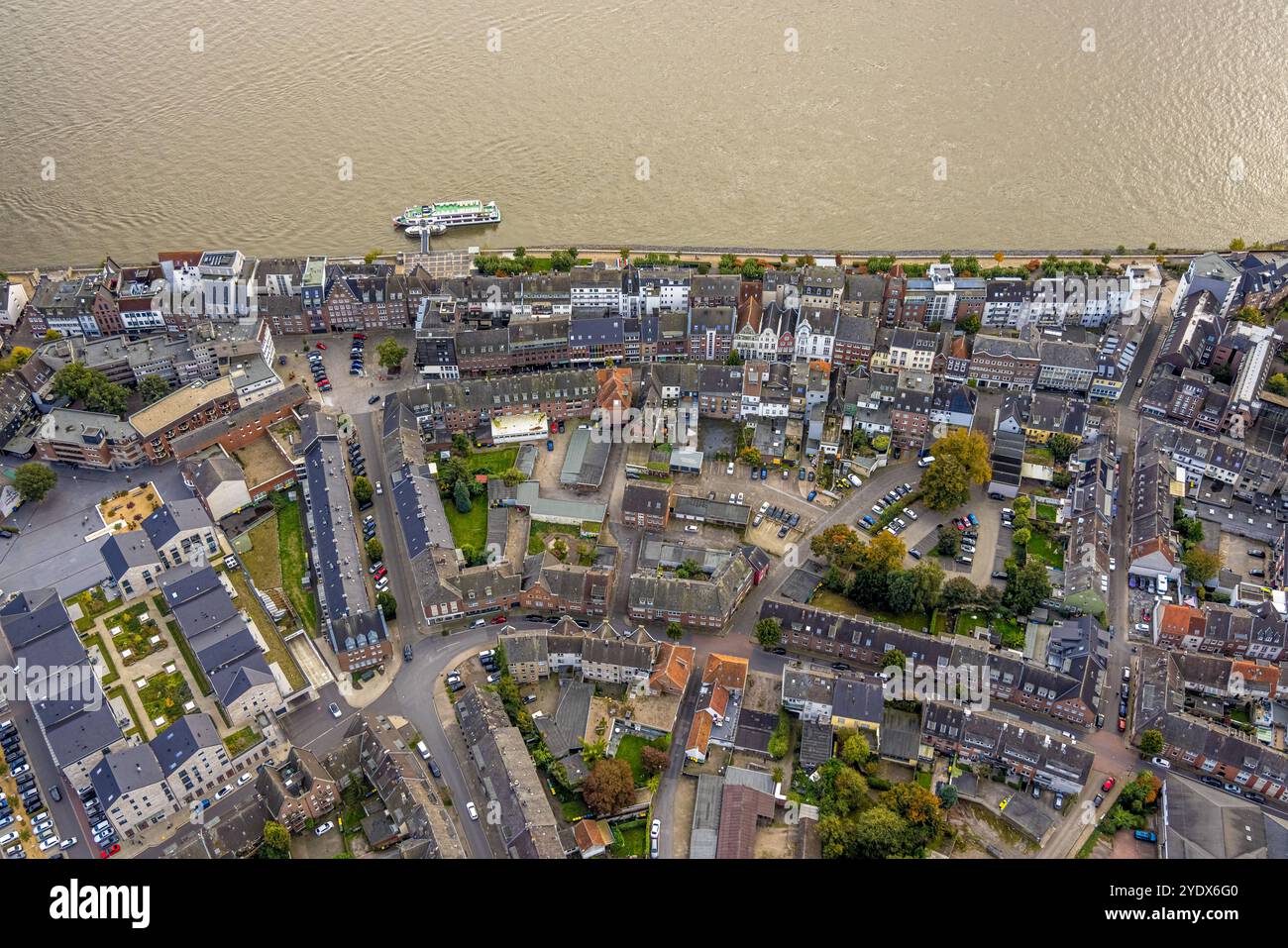 Luftbild, City Tempelstraße Alter Markt, Rheinpromenade mit Fluss Rhein und Ausflugsschiff an einer Anlegestelle, Emmerich, Emmerich am Rhein, Niederrhein, Nordrhein-Westfalen, Deutschland ACHTUNGxMINDESTHONORARx60xEURO *** Vista aerea, City Tempelstraße Alter Markt, passeggiata sul Reno con il fiume Reno e barca da escursione a uno stadio di sbarco, Emmerich, Emmerich am Rhein, Niederrhein, Nordrhein Westfalen, Germania ACHTUNGxMINDESTHONORARx60xEURO Foto Stock