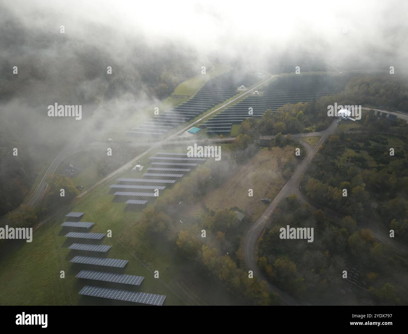 Grenderich, Germania. 28 ottobre 2024. Spruzzi di nebbia sopra lo stabilimento in occasione dell'inaugurazione del più grande cluster solare della Renania-Palatinato. Costituito da nove sistemi individuali, il parco solare montato a terra fornisce elettricità a circa 39.000 famiglie di quattro persone senza emissioni. Crediti: Thomas Frey/dpa/Alamy Live News Foto Stock