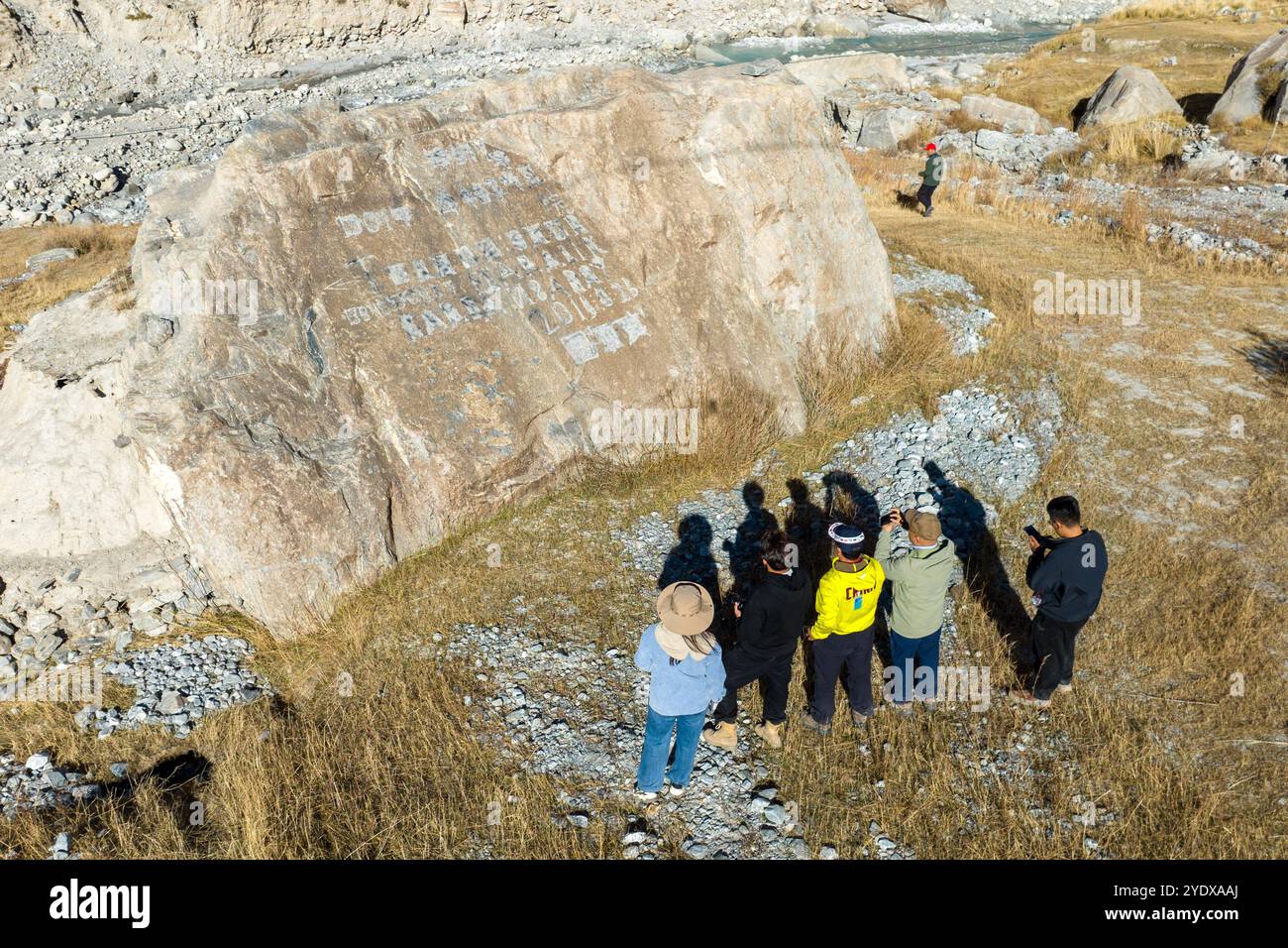(241028) -- ATUX, 28 ottobre 2024 (Xinhua) -- una foto aerea di un drone mostra i membri di un team di spedizione scientifica che guarda un'antica stazione relè nella contea di Akto, nella prefettura autonoma di Kirgiz di Kizilsu nella regione autonoma di Xinjiang Uygur, nella Cina nord-occidentale, il 19 ottobre 2024. Una spedizione scientifica multidisciplinare di otto giorni è stata lanciata il 19 ottobre a Atux City nello Xinjiang. Durante la spedizione, i ricercatori hanno condotto indagini su antiche strade, siti storici e importanti marchi geografici nella prefettura autonoma di Kizilsu nello Xinjiang. (Foto di Xu Xianhao/Xinhua) Foto Stock