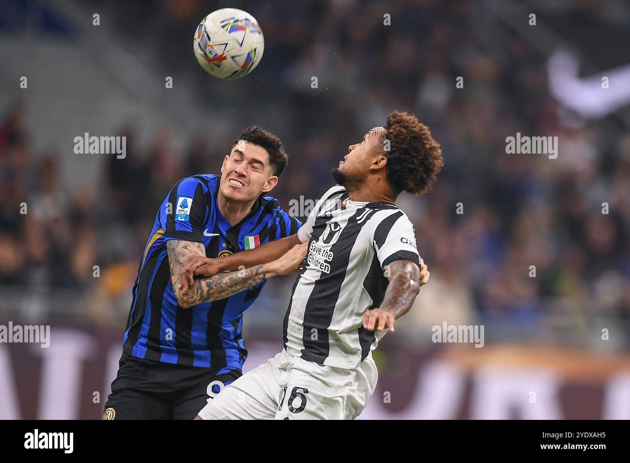 Alessandro bastoni di Inter Milan combatte per il pallone con Weston McKennie della Juventus durante la partita di serie A tra FC Internazionale e Juventus FC Foto Stock