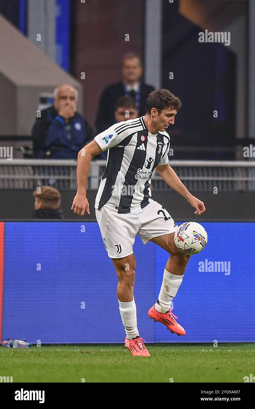 Andrea Cambiaso della Juventus durante la partita di serie A tra FC Internazionale e Juventus FC allo Stadio Giuseppe Meazza il 27 ottobre 2024 a Milano Foto Stock