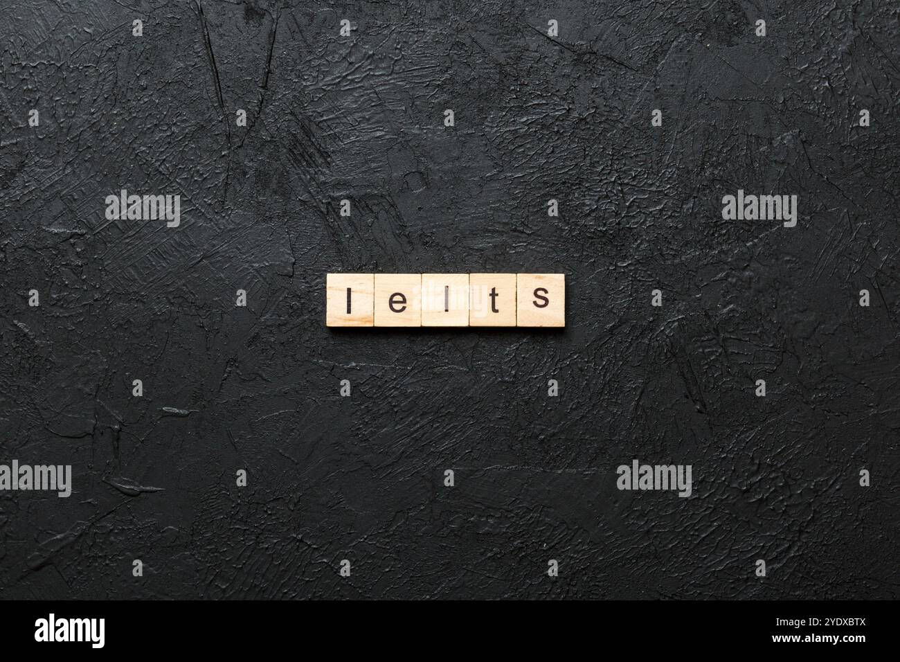 Parola IELTS scritta su un blocco di legno. Testo IELTS sulla tabella, concetto. Foto Stock