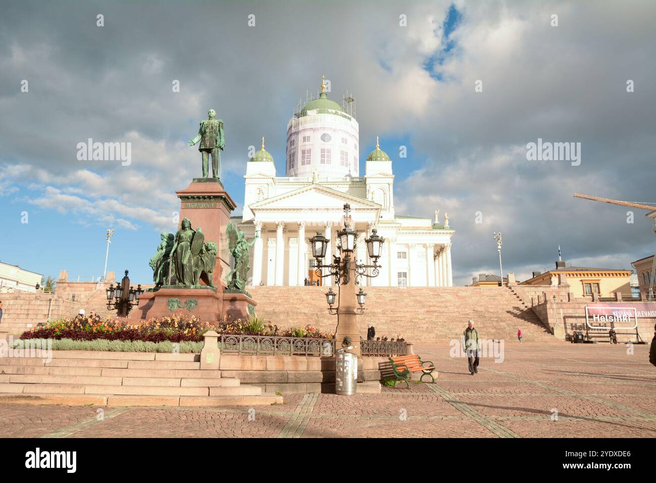 Statua monumentale di Alessandro II di Walter Runeberg e Johannes Takanen e Cattedrale di Helsinki di Carl Ludvig Engel e Ernst Lohrmann a Helsinki Foto Stock