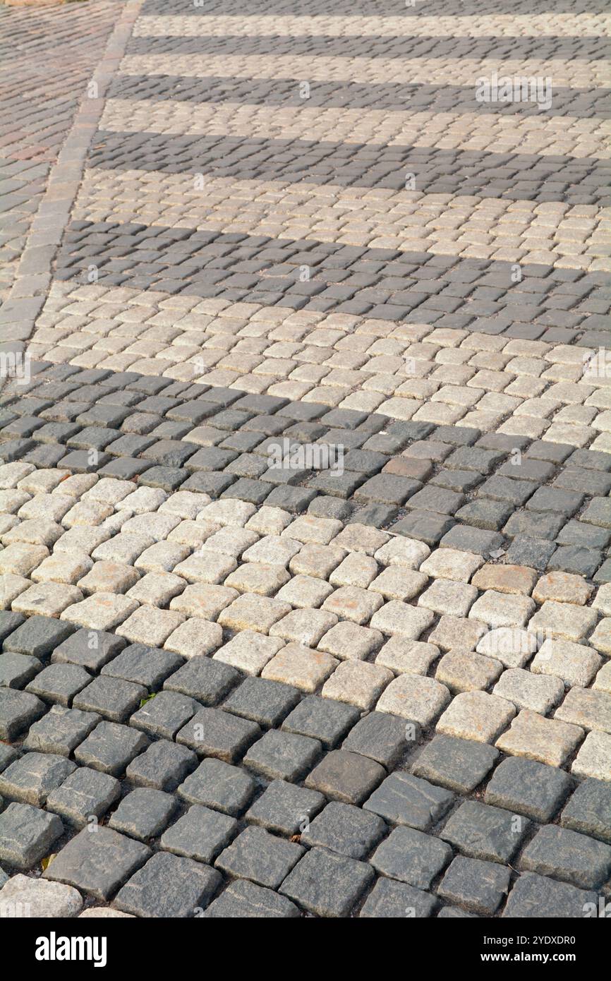Attraversamento pedonale fatto di pietre di colore scuro e chiaro a Helsinki, Finlandia Foto Stock