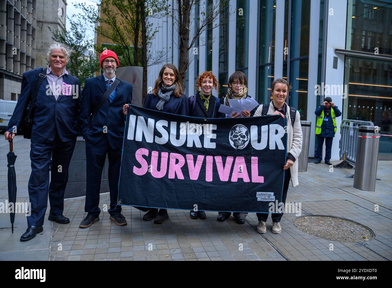 Extinction Rebellion XR a Londra, Regno Unito, per chiedere al settore assicurativo di smettere di assicurare nuovi progetti di combustibili fossili Foto Stock