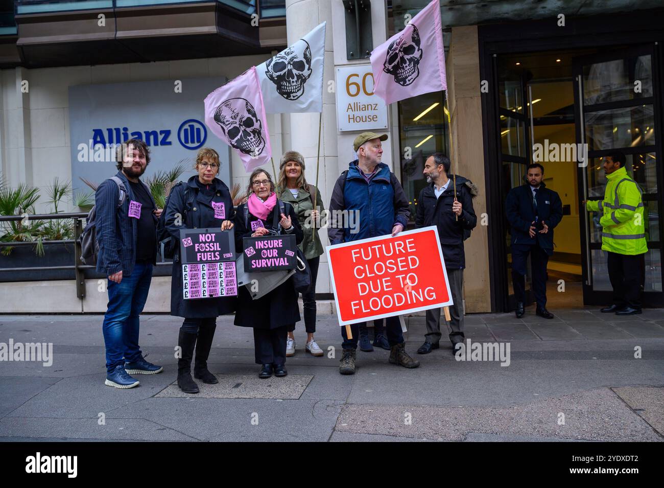 Extinction Rebellion XR a Londra, Regno Unito, per chiedere al settore assicurativo di smettere di assicurare nuovi progetti di combustibili fossili Foto Stock