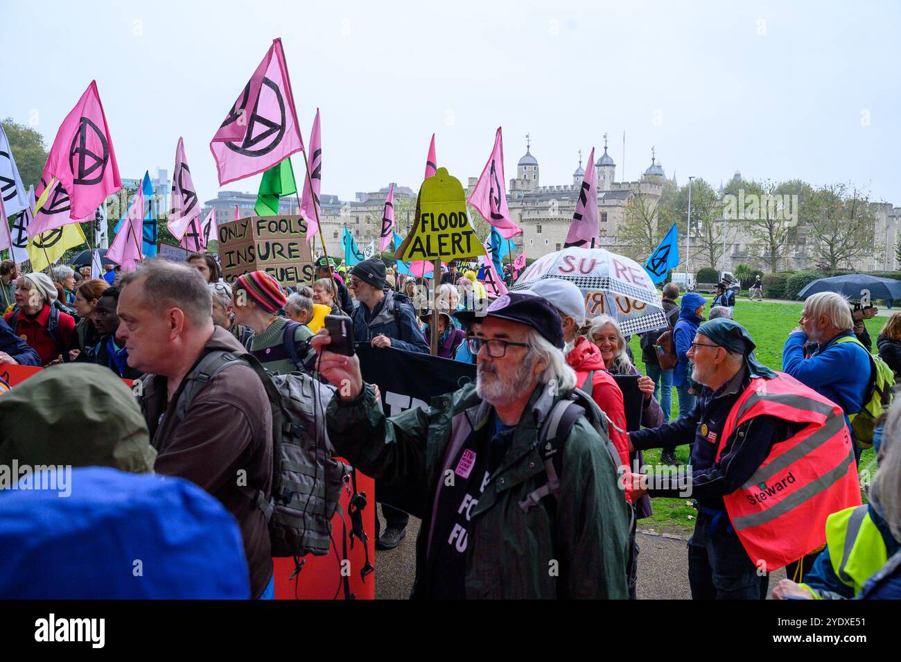 Extinction Rebellion XR a Londra, Regno Unito, per chiedere al settore assicurativo di smettere di assicurare nuovi progetti di combustibili fossili Foto Stock