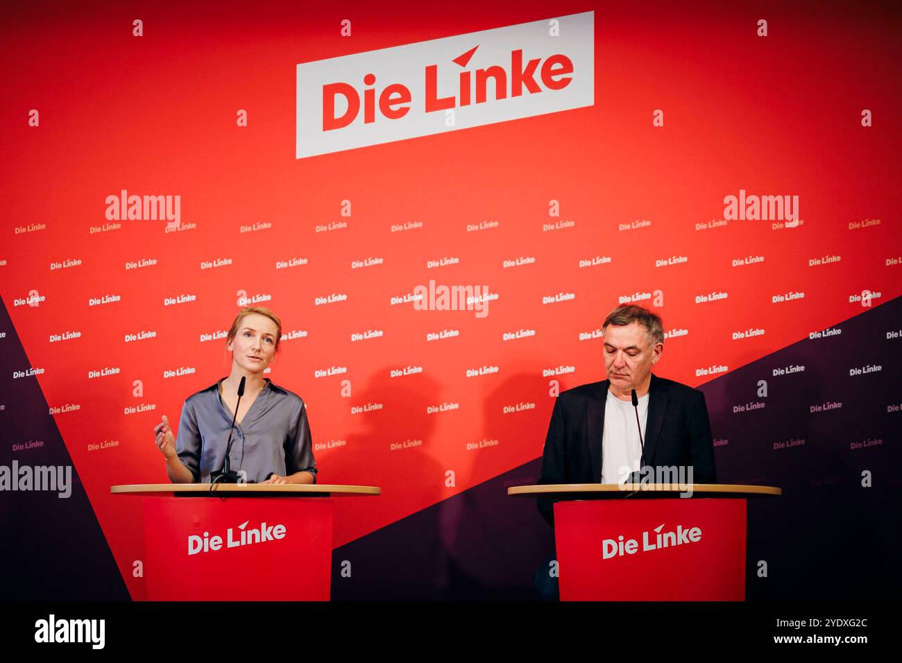 Jan van Aken und Ines Schwerdtner, Vorsitzenden der Partei die Linke, aufgenommen im Rahmen einer Pressekonferenz a Berlino, 28.10.2024. Berlin Deutschland *** Jan van Aken e Ines Schwerdtner, Presidente del Partito della sinistra, in una conferenza stampa a Berlino, 28 10 2024 Berlino Germania Copyright: XFelixxZahnx Foto Stock