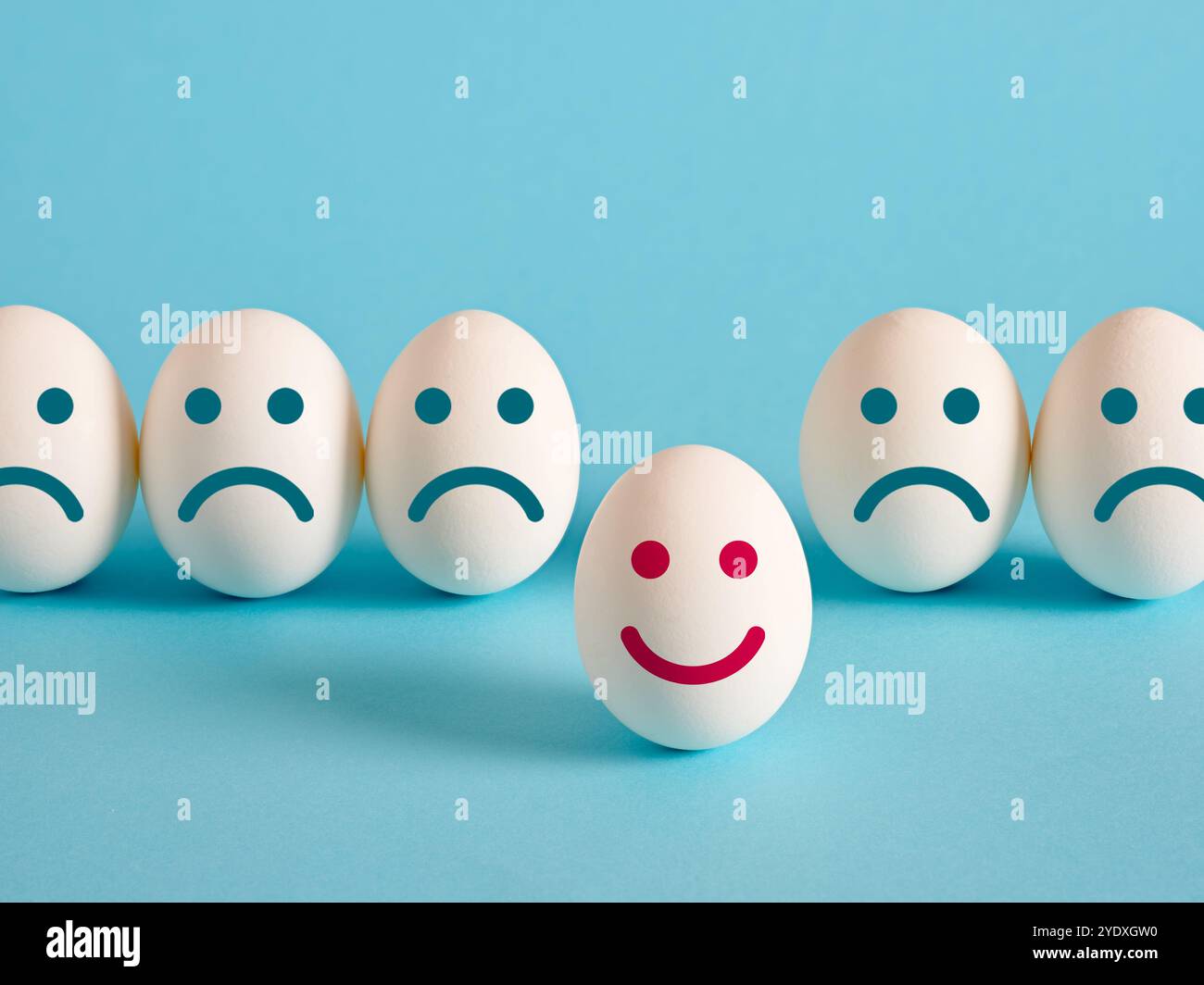 Soddisfazione del cliente, soddisfazione del cliente e feedback positivo. Qualità del servizio o del prodotto. Pensiero e mentalità positivi. Un'emoticon felice in mezzo Foto Stock