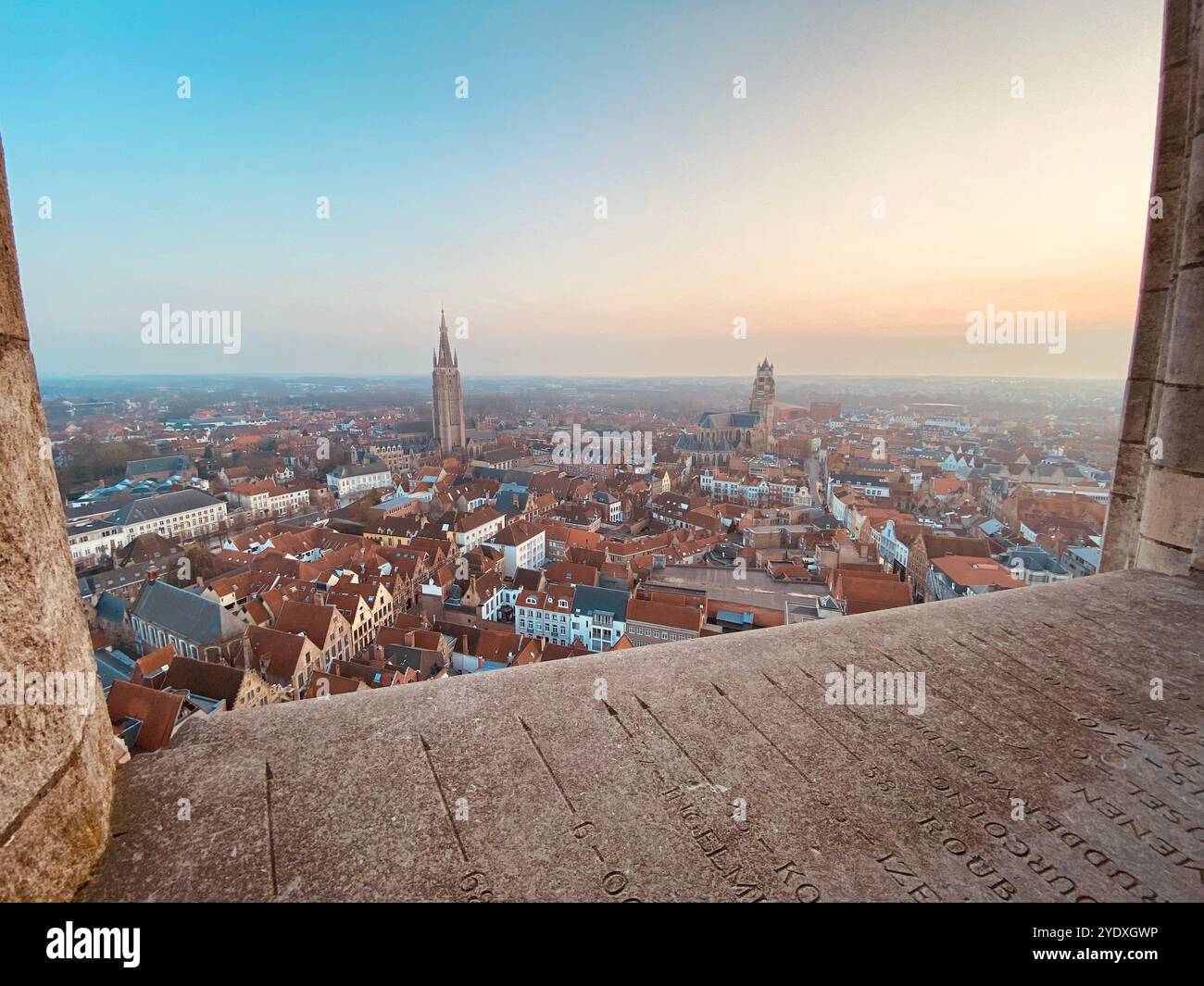 Affacciato su Bruges: Una vista fiabesca dei tetti medievali, dei canali e del fascino senza tempo. Foto Stock