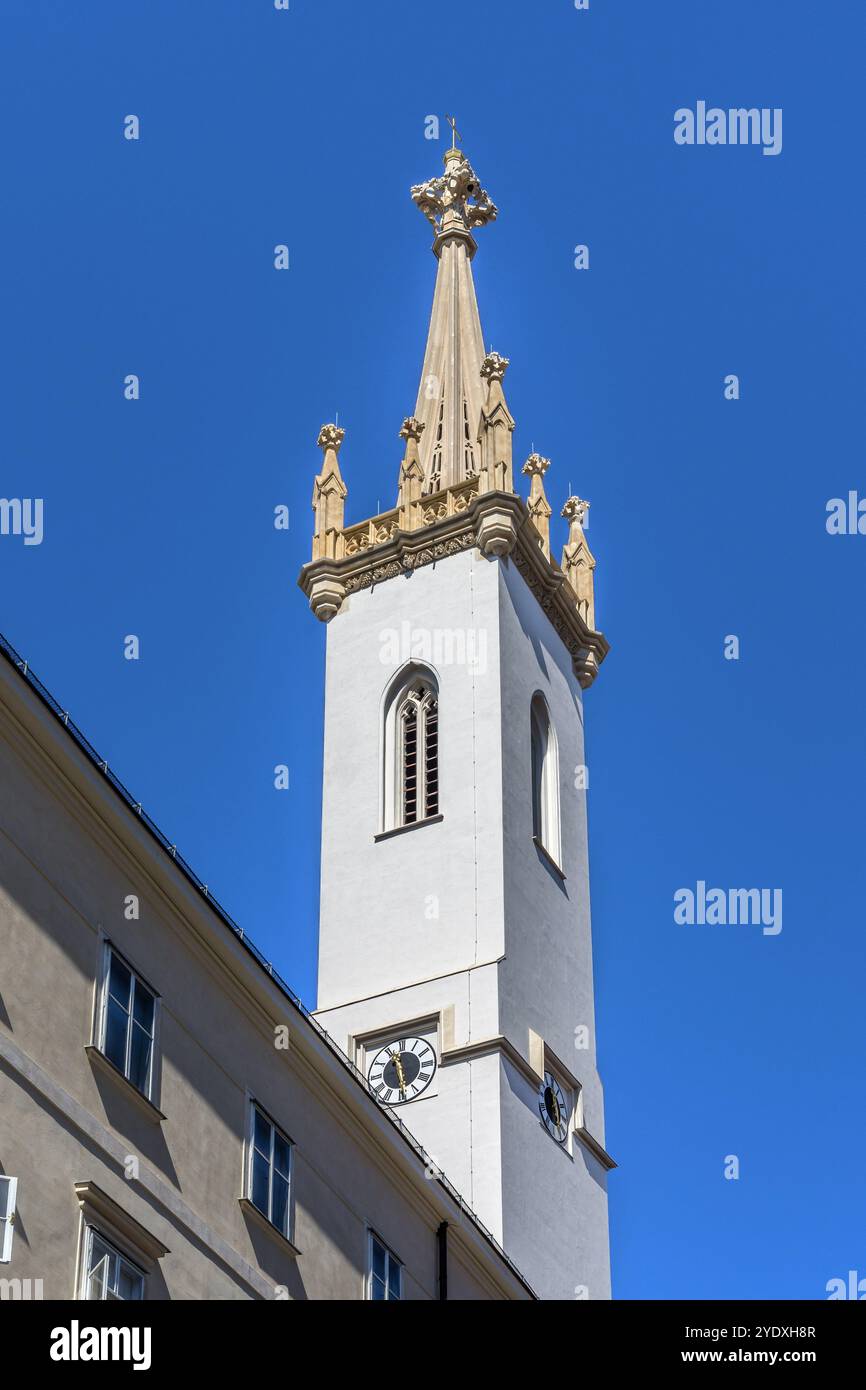 Torre della Chiesa e campanile nel centro di Vienna, Austria. Foto Stock