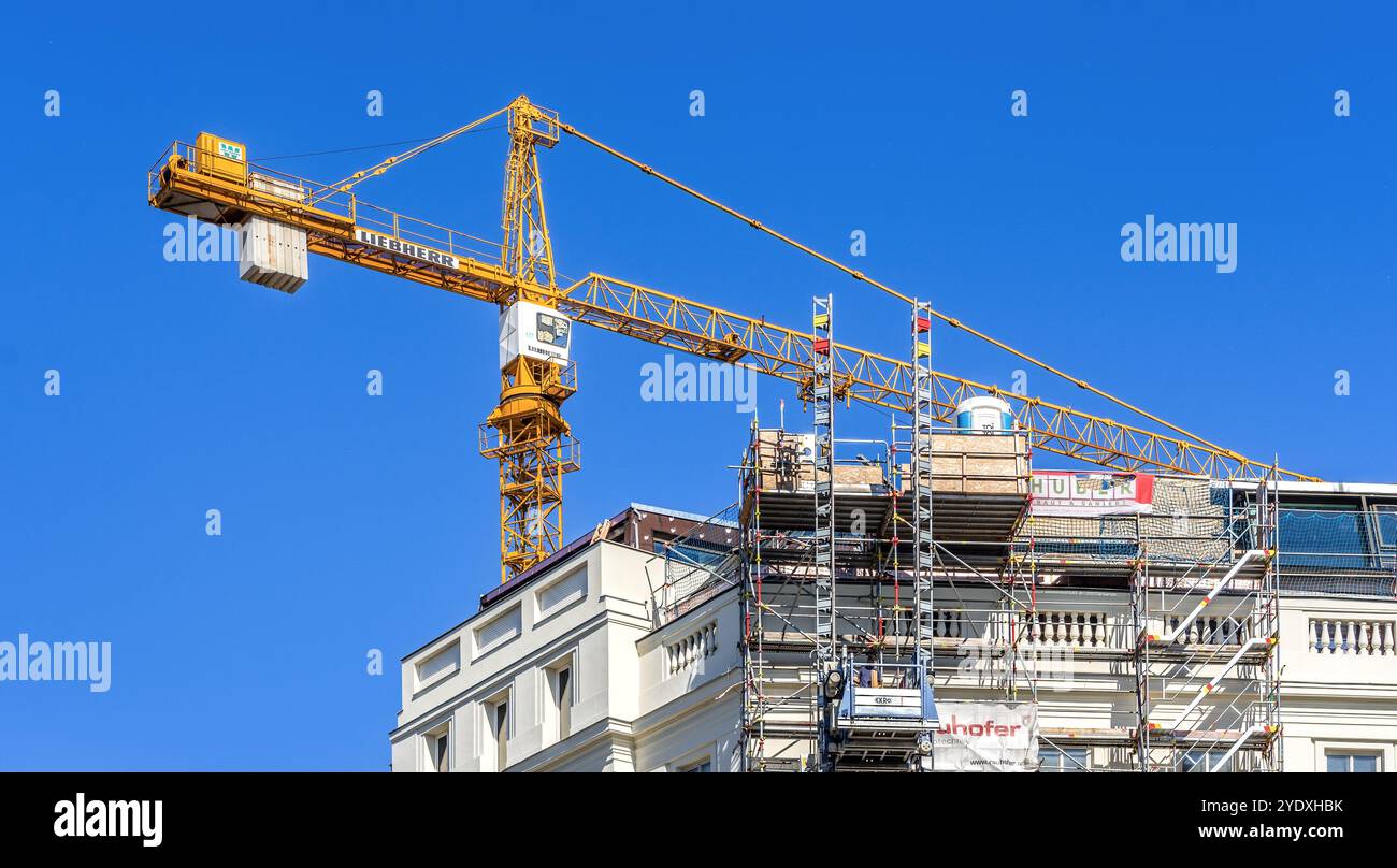 Gru Liebherr operante in un edificio a Vienna, Austria. Foto Stock