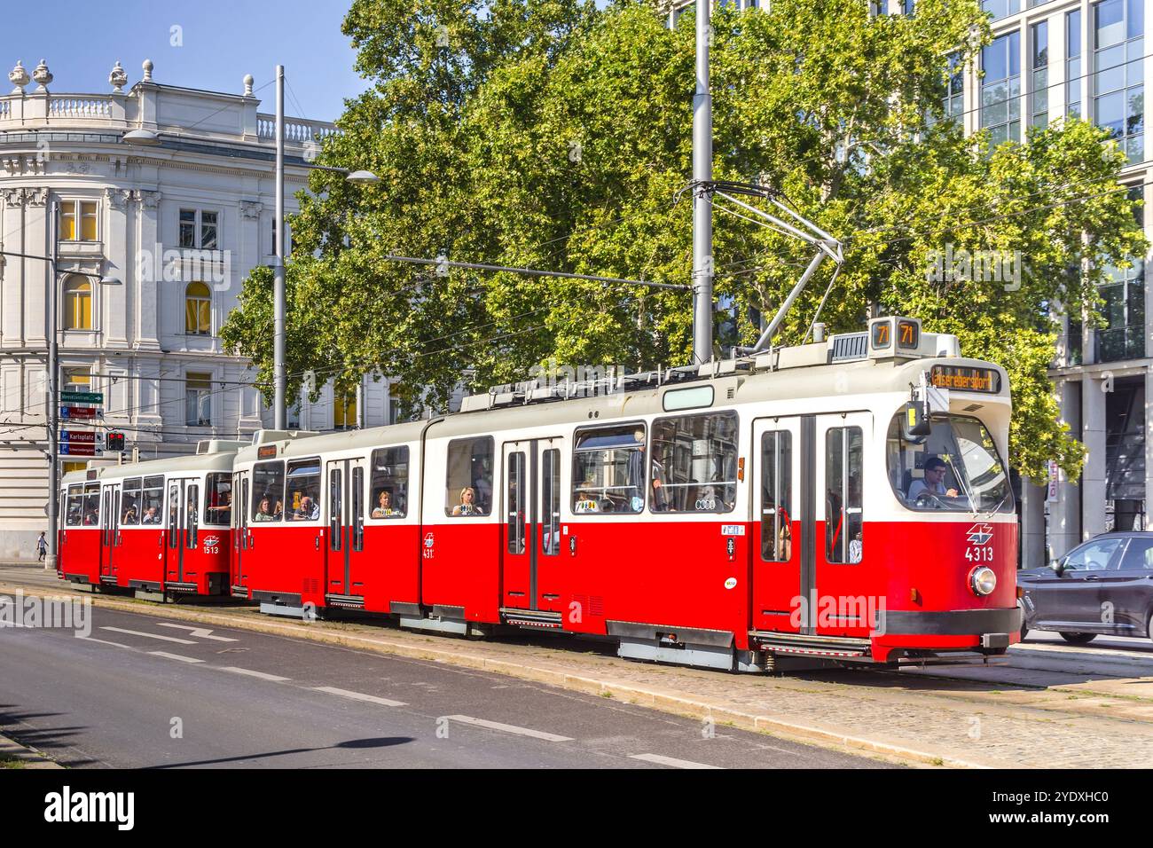 Tram elettrico per passeggeri che gestisce la linea Schottenring (71) a Vienna, in Austria da Wiener Linien. Foto Stock