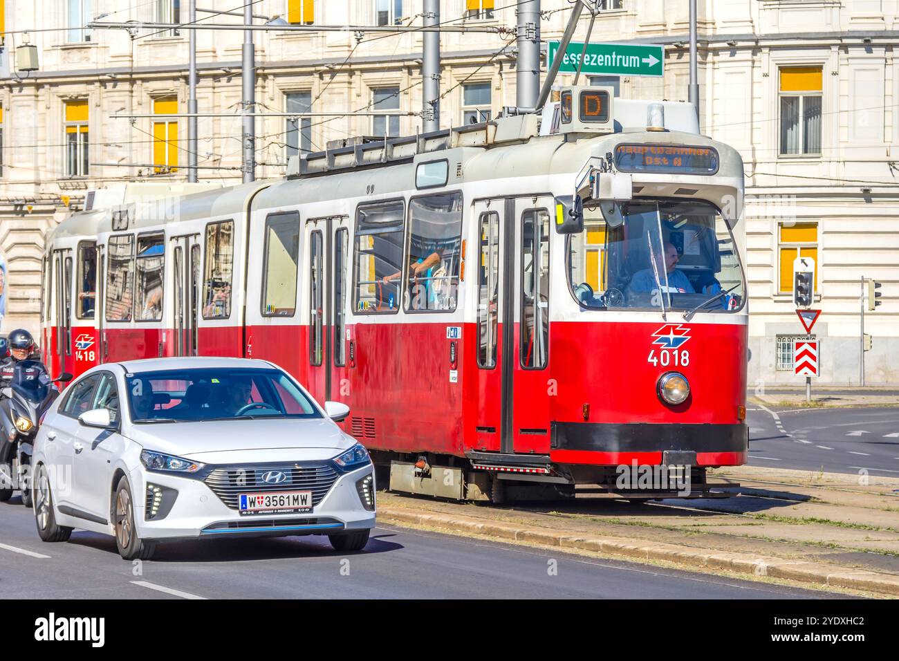 Tram elettrico per passeggeri che collega la linea Absberggasse a Nussdorf (D) a Vienna, in Austria, con Wiener Linien. Foto Stock