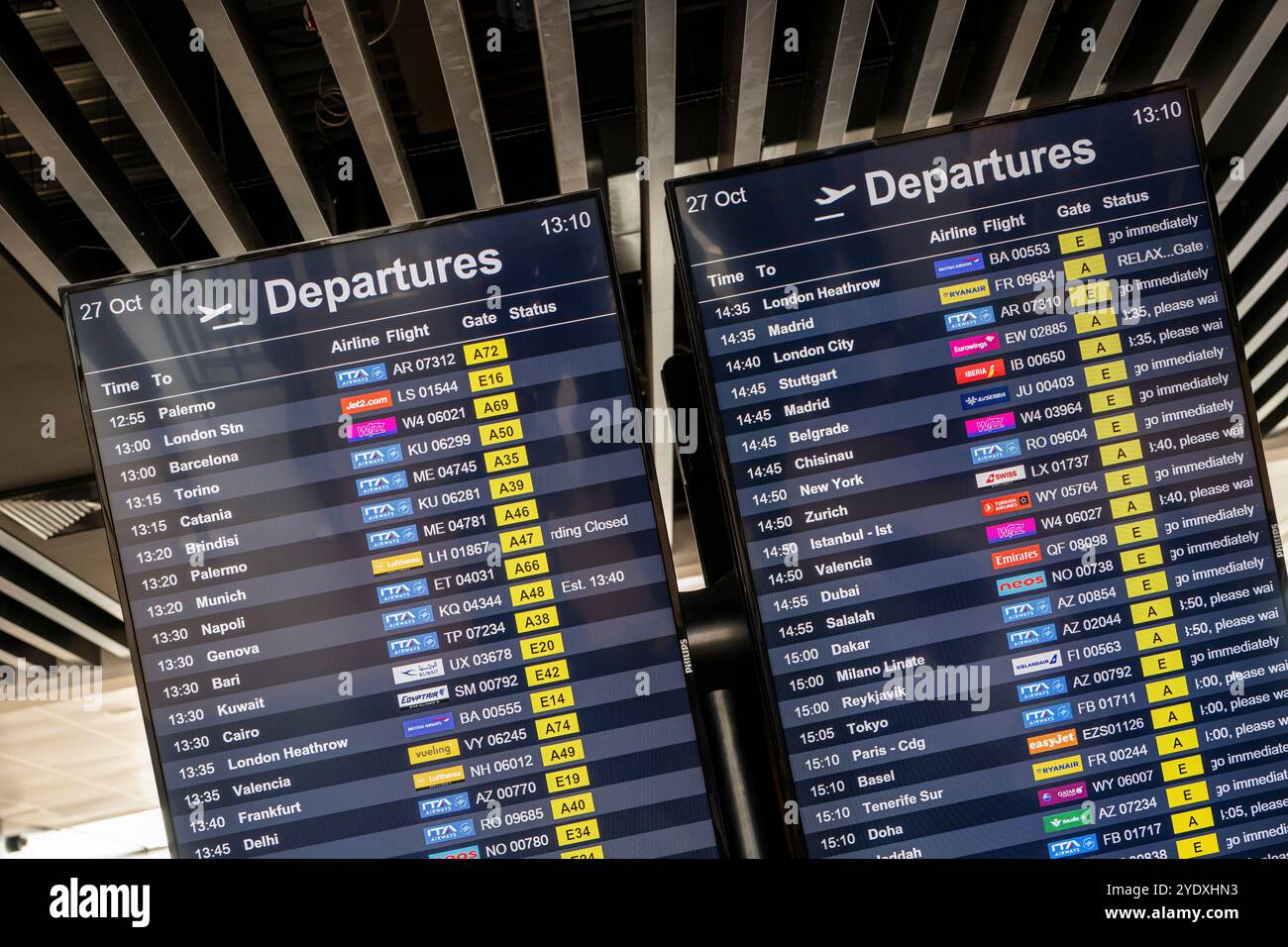 Cartellone per i voli in partenza presso la sala partenze dell'aeroporto di Roma Fiumicino, Italia Foto Stock