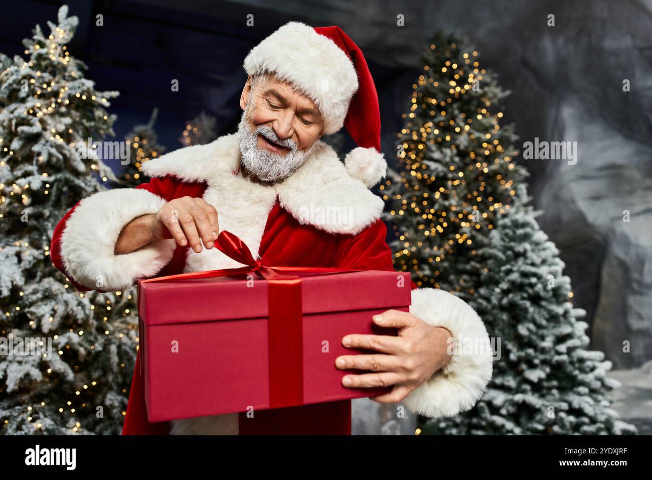 Una scena festosa si svolge mentre Babbo Natale svela un regalo splendidamente legato tra alberi scintillanti. Foto Stock