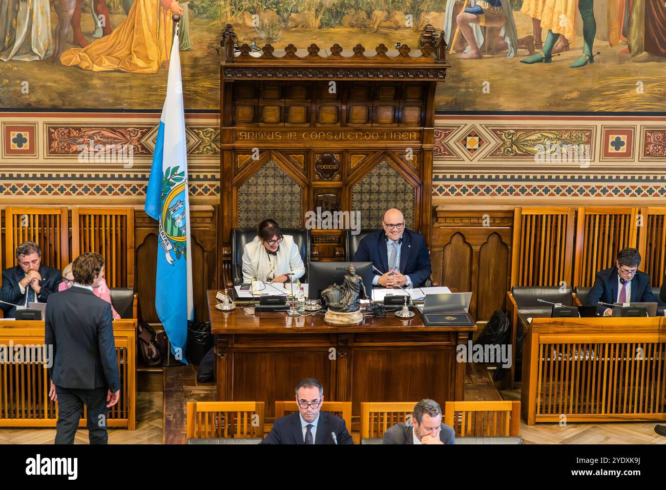 Settimana di sessione nel parlamento di San Marino: Francesca Civerchia e Dalibor Riccardi, i due Capitani Reggenti per il mandato dal 1 ottobre 2024 al 1 aprile 2025, presiedono congiuntamente il Consiglio Grande e Generale allo stesso livello ma non hanno diritto di voto lì. Piazzale Domus Plebis, Città di San Marino, San Marino. Foto Stock