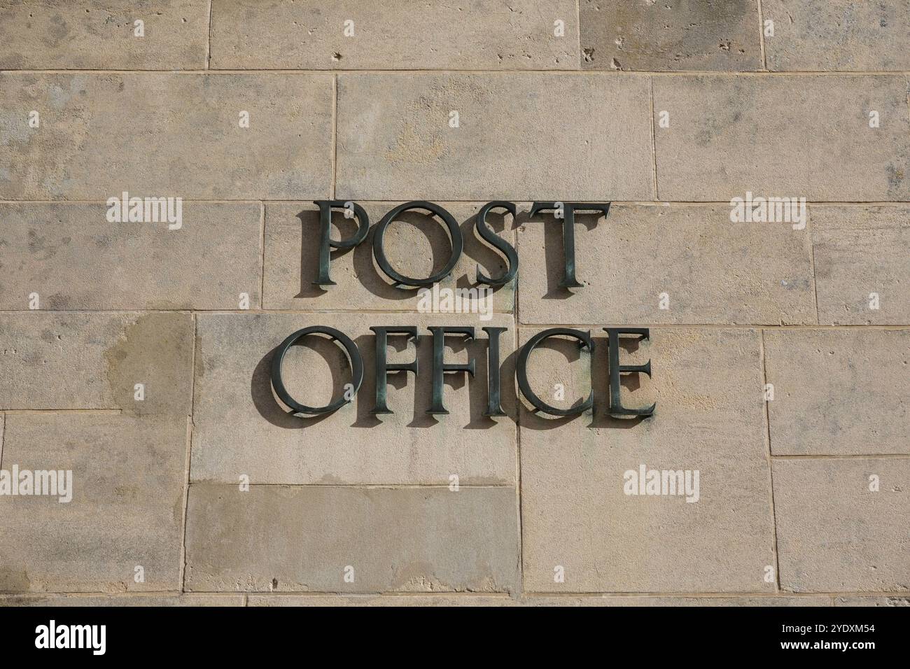 Cartello dell'ufficio postale sul muro di pietra dell'edificio. Servizi postali Foto Stock