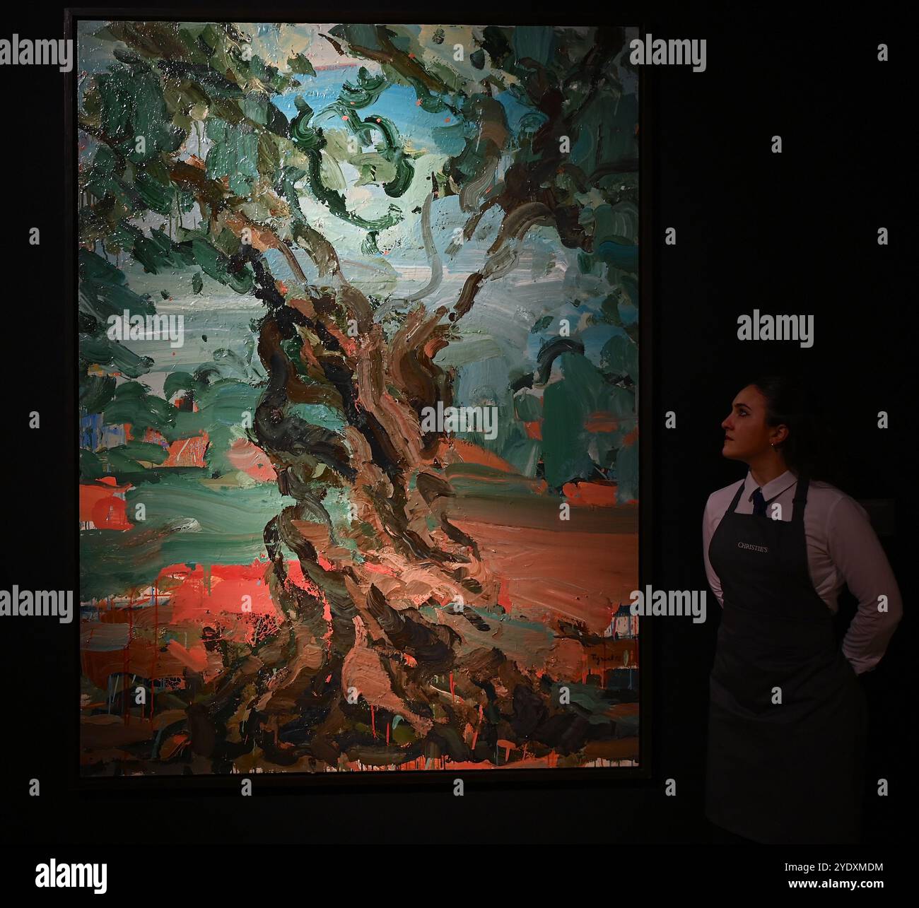 Basandosi sul successo dello scorso anno di Marhala: Highlights della collezione Dalloul, Christie's è onorata di offrire un secondo eccezionale gruppo di opere della collezione Dalloul, Beirut. Formata dal Dr. Ramzi Dalloul e Saeda El Husseini e avanzata dal loro figlio, Dr. Basel Dalloul, la collezione presenta un viaggio coinvolgente attraverso la storia dell'arte araba moderna e contemporanea. Foto Stock