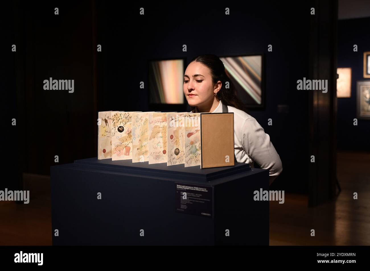 Basandosi sul successo dello scorso anno di Marhala: Highlights della collezione Dalloul, Christie's è onorata di offrire un secondo eccezionale gruppo di opere della collezione Dalloul, Beirut. Formata dal Dr. Ramzi Dalloul e Saeda El Husseini e avanzata dal loro figlio, Dr. Basel Dalloul, la collezione presenta un viaggio coinvolgente attraverso la storia dell'arte araba moderna e contemporanea. Foto Stock