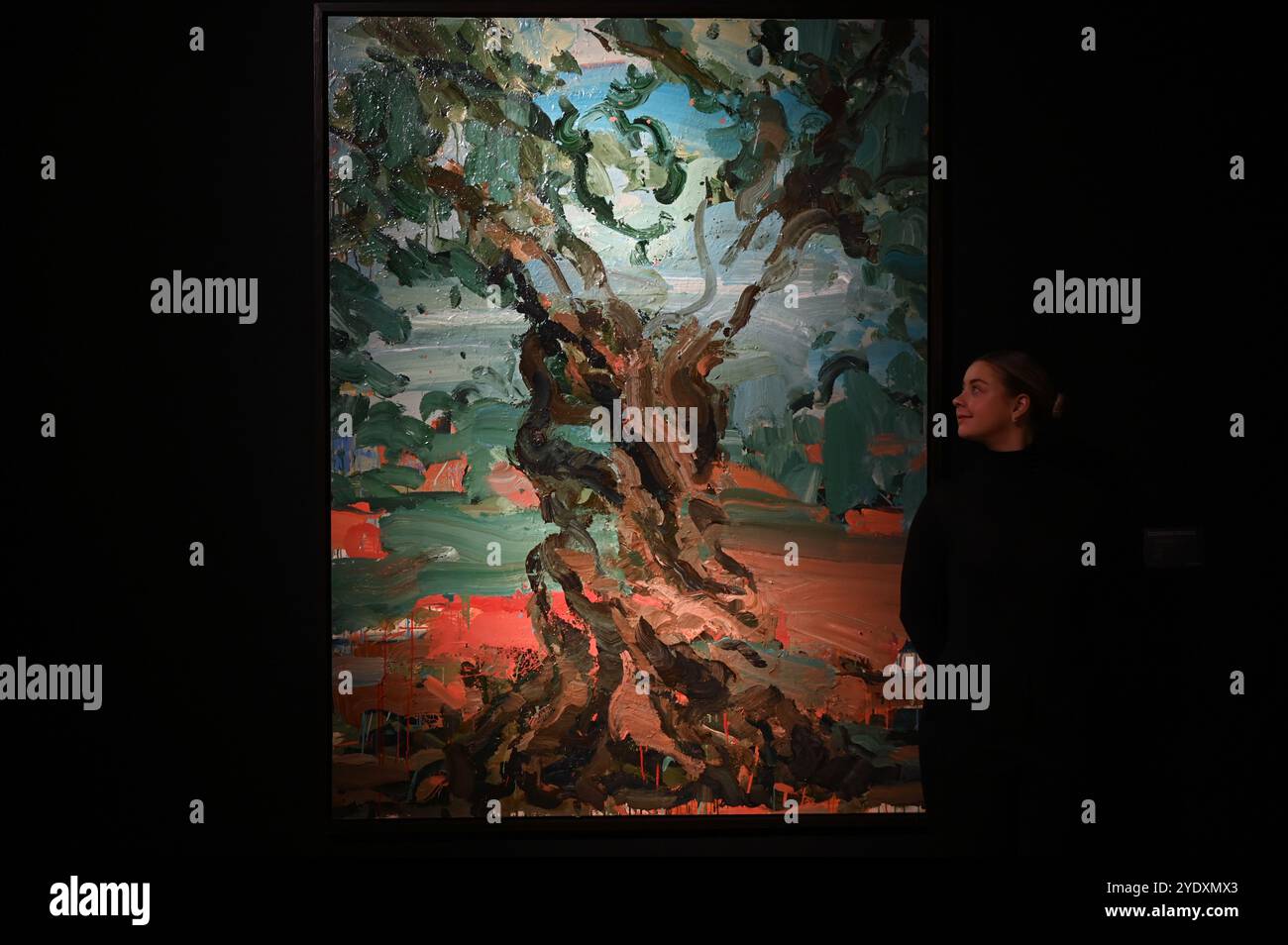 Basandosi sul successo dello scorso anno di Marhala: Highlights della collezione Dalloul, Christie's è onorata di offrire un secondo eccezionale gruppo di opere della collezione Dalloul, Beirut. Formata dal Dr. Ramzi Dalloul e Saeda El Husseini e avanzata dal loro figlio, Dr. Basel Dalloul, la collezione presenta un viaggio coinvolgente attraverso la storia dell'arte araba moderna e contemporanea. Foto Stock