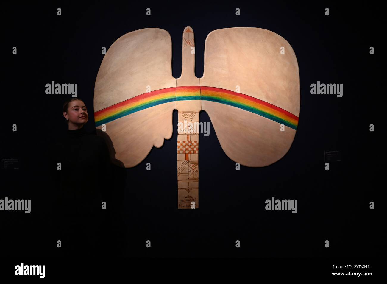 Basandosi sul successo dello scorso anno di Marhala: Highlights della collezione Dalloul, Christie's è onorata di offrire un secondo eccezionale gruppo di opere della collezione Dalloul, Beirut. Formata dal Dr. Ramzi Dalloul e Saeda El Husseini e avanzata dal loro figlio, Dr. Basel Dalloul, la collezione presenta un viaggio coinvolgente attraverso la storia dell'arte araba moderna e contemporanea. Foto Stock