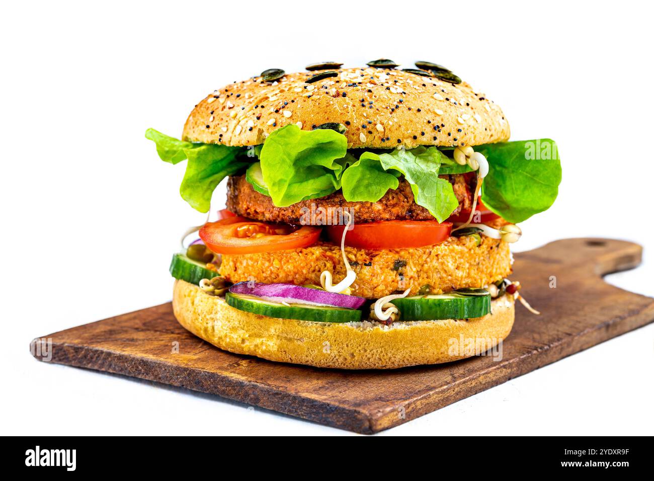 Hamburger vegetariano composto da diversi cibi su sfondo bianco. Hamburger vegetariano 016360 021 Foto Stock