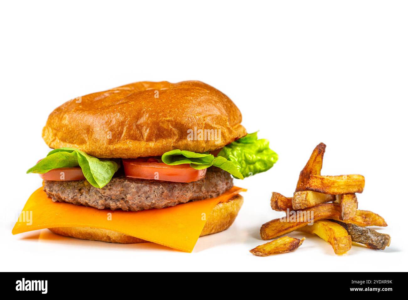 Presentazione di patatine fritte al cheeseburger su sfondo bianco. Patatine fritte all'hamburger 016360 026 Foto Stock