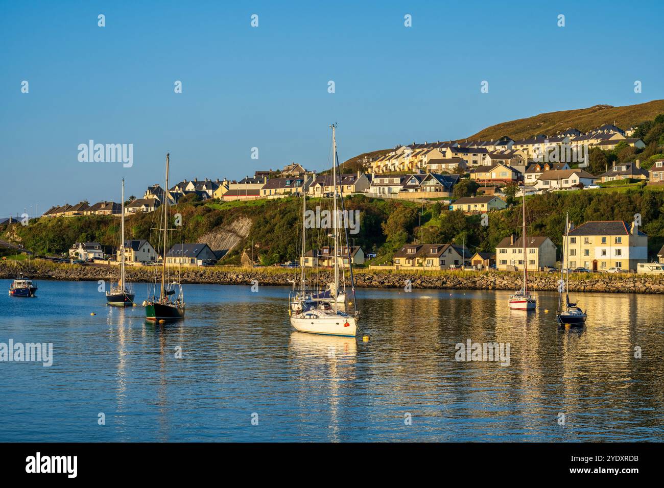 Yacht all'ancora nel porto di Mallaig al tramonto - Mallaig, Lochaber, Highlands scozzesi, Scozia Foto Stock