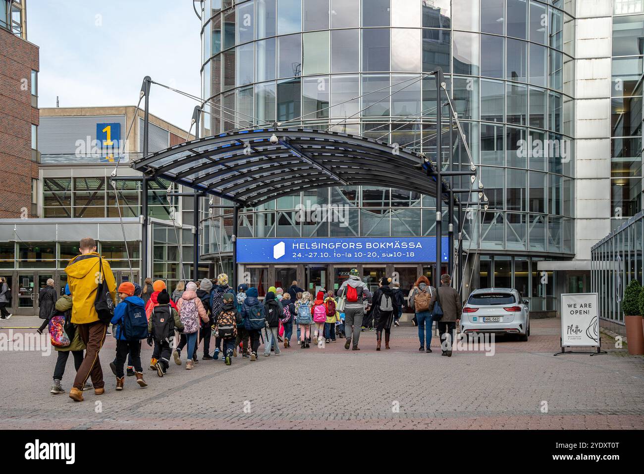 Le code per le lezioni scolastiche fuori dal centro congressi e Expo di Helsinki per la Fiera del Libro di Helsinki 2024 Foto Stock