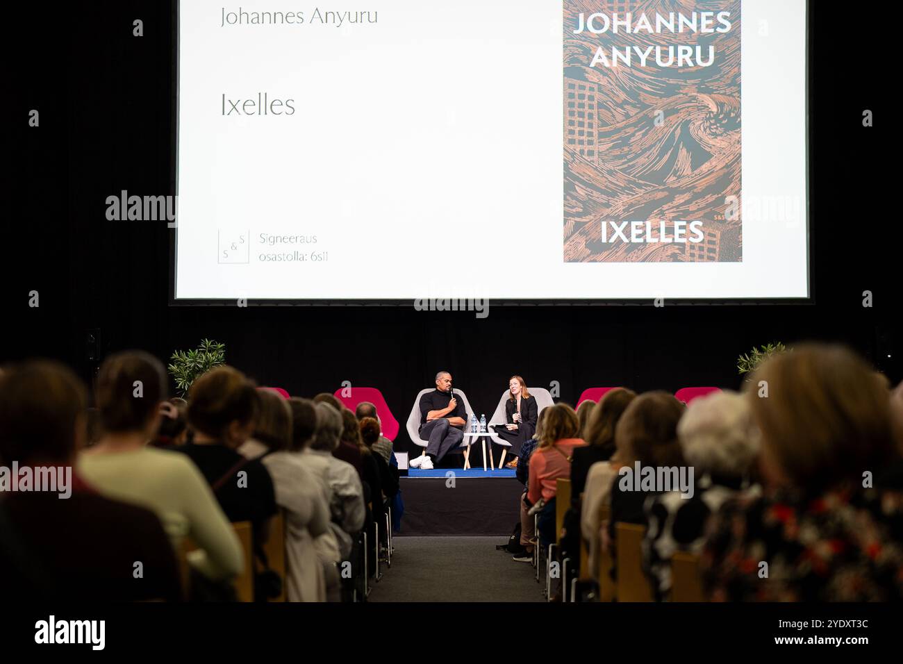 L'autore svedese Johannes Anyuru discute il suo capo Ixelles con li Andersson alla Fiera del Libro di Helsinki 2024 Foto Stock