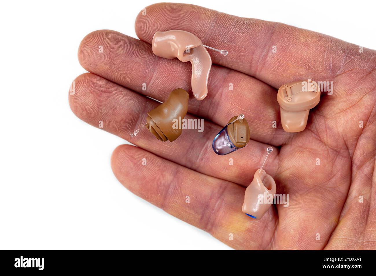 Pannello di protesi intrauricolari nella vista dall'alto della mano. Apparecchi acustici invisibili nell'orecchio 016454 036 Foto Stock