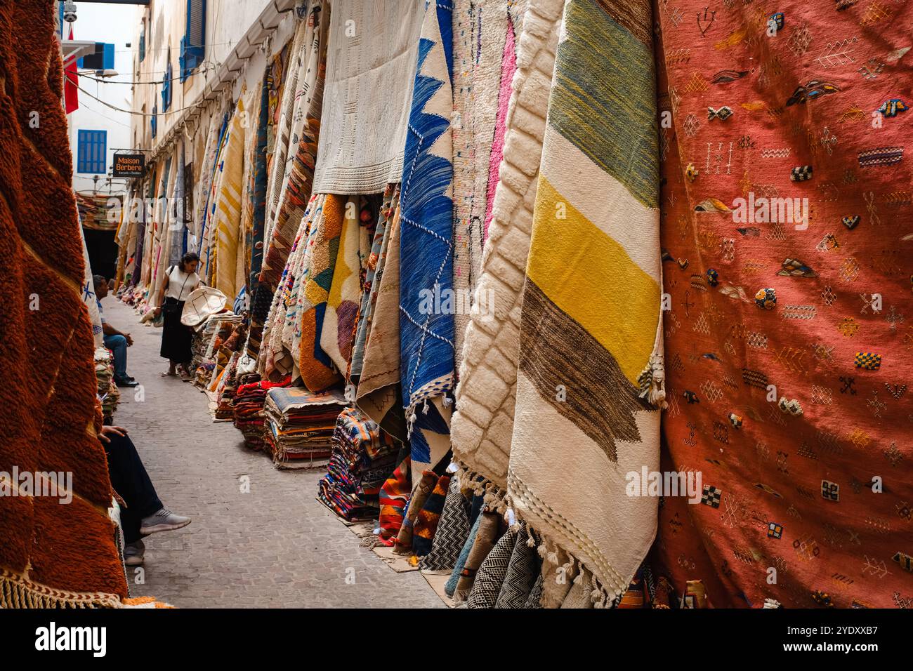 Vivace Essaouira: Esplorando il colorato mondo dei tappeti marocchini nel vivace suk della medina. Foto Stock
