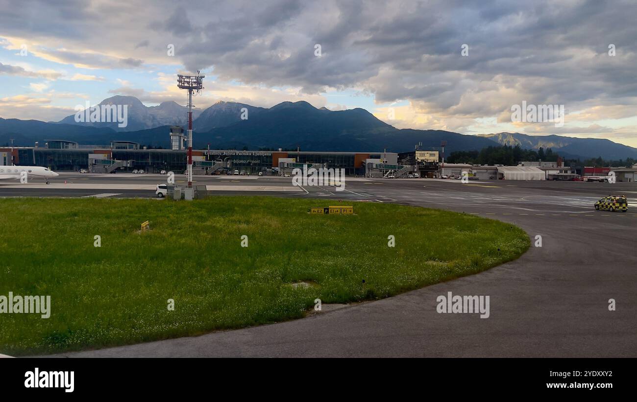 Lubiana: Slovenia: Luglio 1,2024: Vista dell'aeroporto e delle splendide alpi Giulie sullo sfondo. Foto Stock