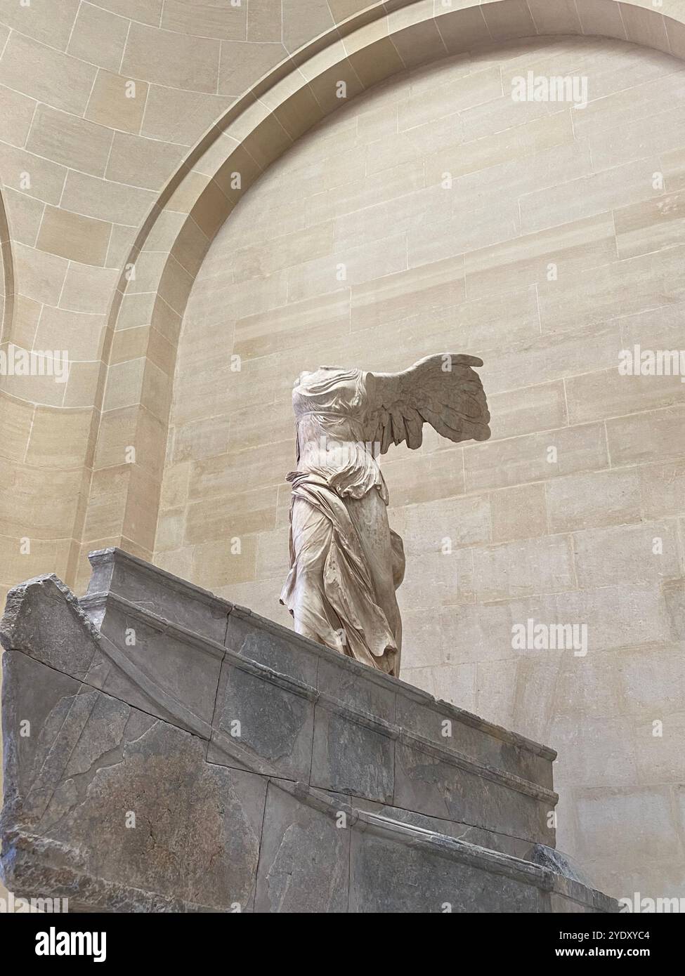 Museo del Louvre - Victoire de Samotracia / Vittoria alata di Samotracia - Immagine stock catturata con smartphone