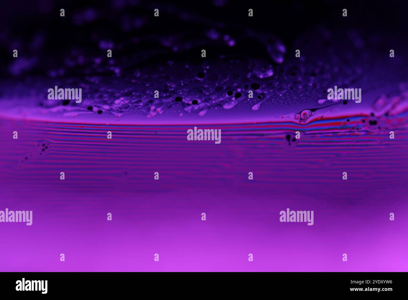 liquido viola su sfondo nero, una linea curva, sfondo minimalista Foto Stock