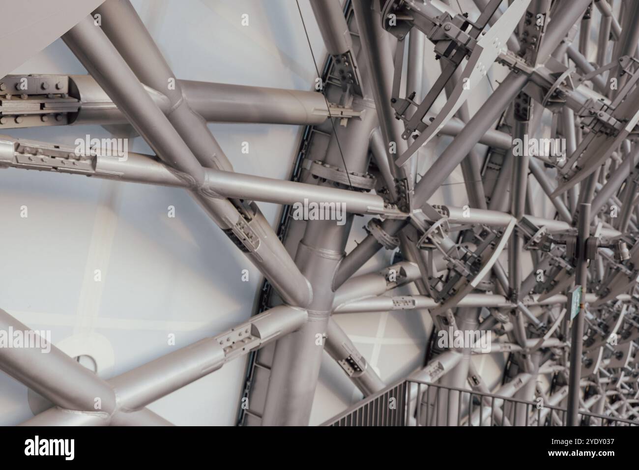 L'intricata rete di travi in acciaio mette in risalto il moderno design architettonico, dimostrando l'abilità ingegneristica nella costruzione di grandi strutture urbane Foto Stock