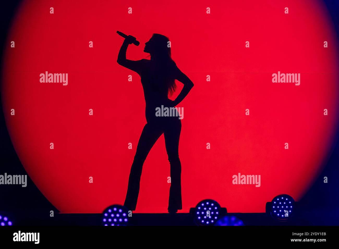 Dortmund Schlagersaengerin Melissa Naschenweng aus Oestereich beim Auftritt in der ARD Fernsehsendung SCHLAGERBOOOM 2024 ALLES FUNKELT ALLES GLITZERT Live am 19.10.2024 aus Dortmund Schlagersaengerin Melissa Naschenweng aus Oestereich Beim Auftritt in der 2024 ARD 19.10.2024 2024 2024 Foto Stock