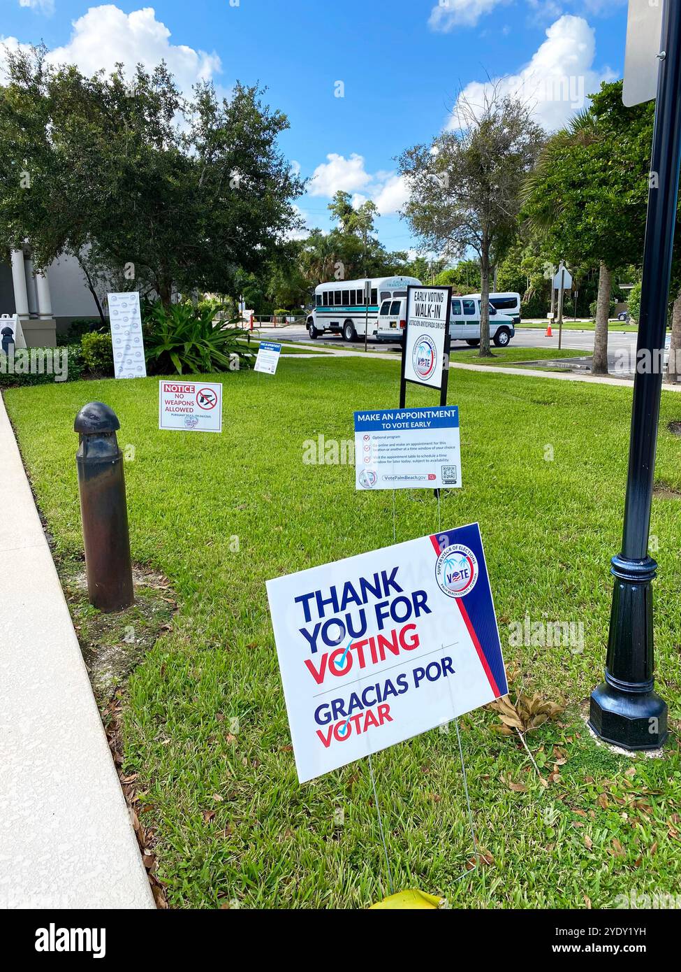Varie indicazioni fuori da un centro comunitario di Greenacres, Palm Beach County, Florida, per la votazione anticipata, 22 ottobre 2024. - Immagine stock catturata con smartphone