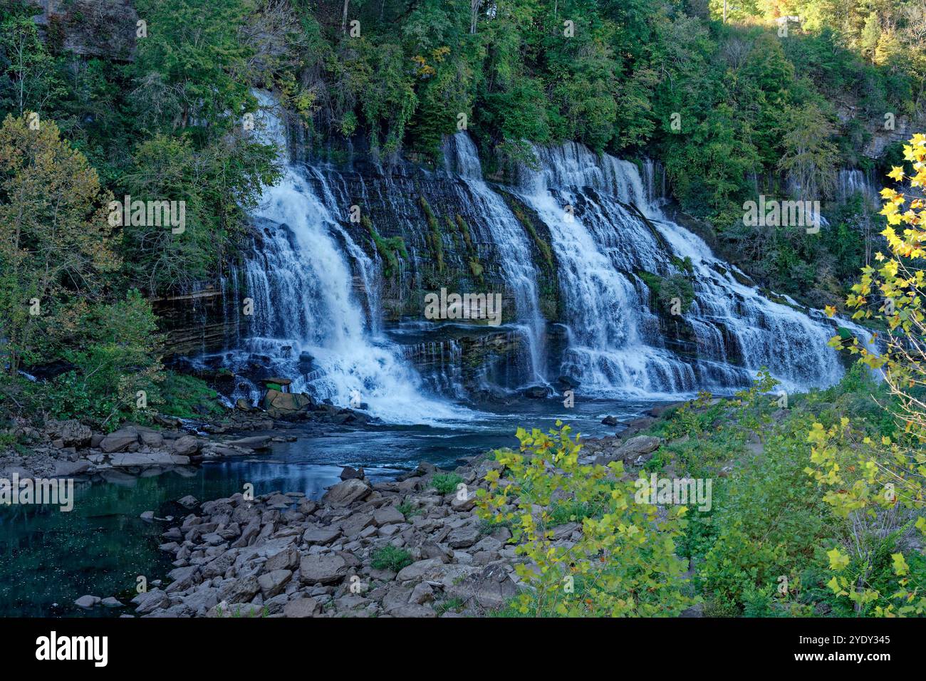 Vista ravvicinata all'ombra in una giornata di sole delle grandi cascate del parco statale di Rock Island con gli alberi che cambiano colore in autunno Foto Stock