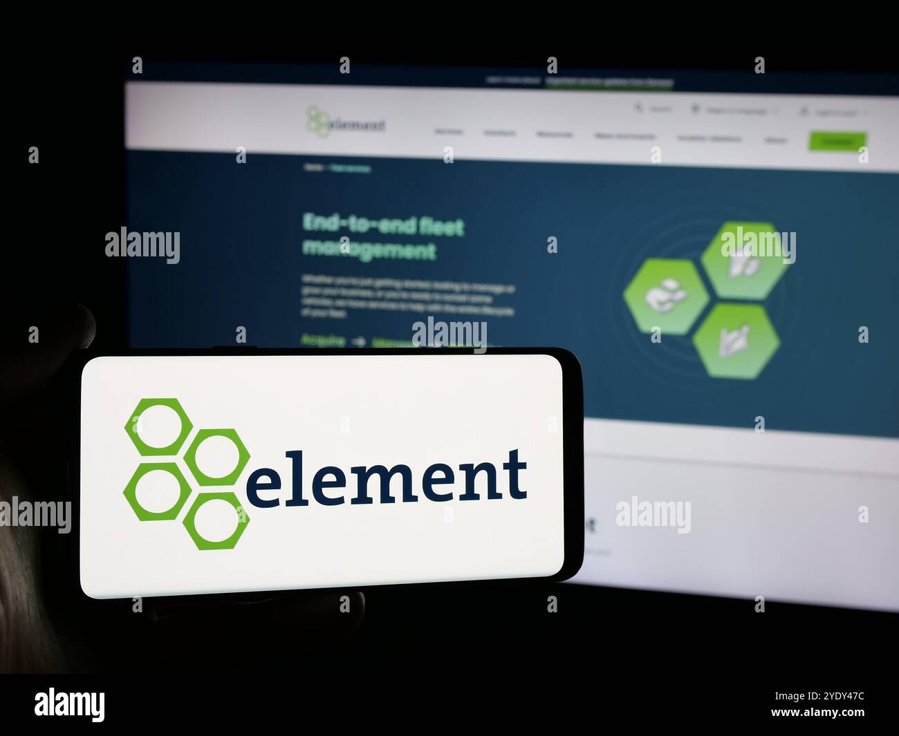 Persona che possiede un telefono cellulare con il logo della società canadese Element Fleet Management Corp. Sullo schermo di fronte alla pagina Web. Mettere a fuoco il display del telefono. Foto Stock